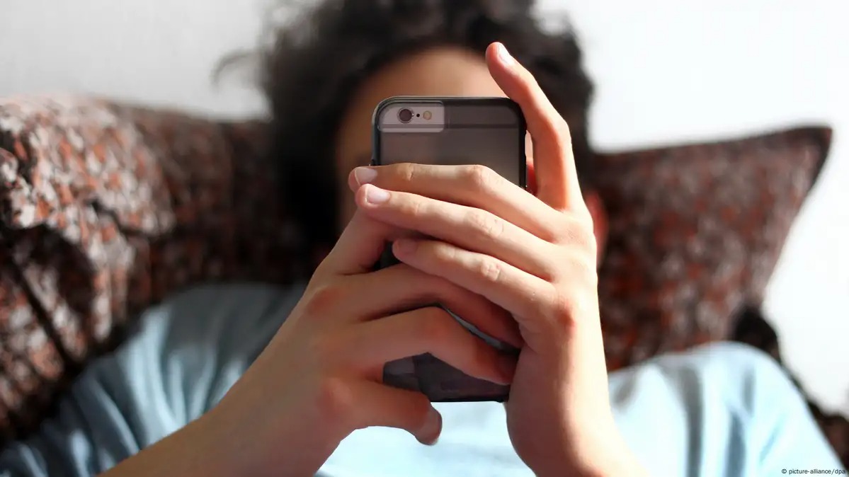 Proibição do uso de celulares nas escolas no Brasil tem apoio de 86% da população
